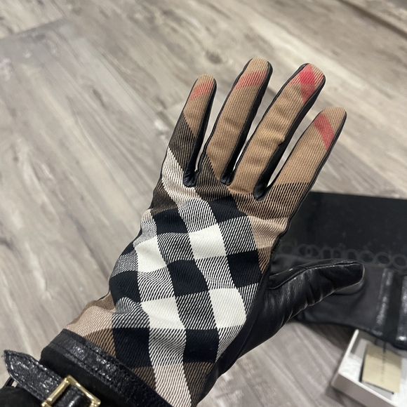 Burberry Black and Brown Checkered Gloves - Picture 6 of 8